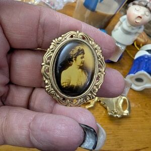 Nony New York Vintage Portrait Button Cover